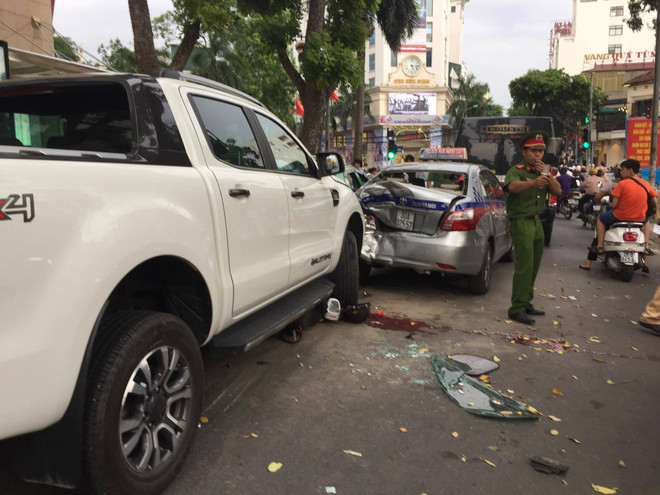 Hiện trường nơi xảy ra vụ việc. (Ảnh: PV/Vietnam+) Hà Nội: Ôtô mất lái trên đường Bà Triệu đâm 3 người trọng thương ảnh 1