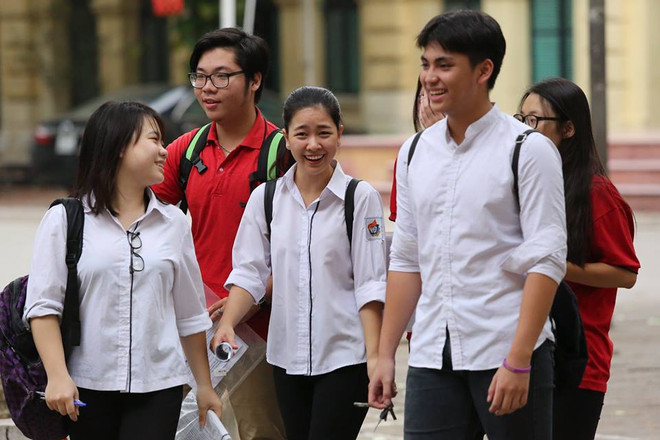 Các thí sinh khá hào hứng với hình thức thi trắc nghiệm của môn Toán. (Ảnh: Minh Sơn/Vietnam+) Thí sinh thích thú với hình thức thi trắc nghiệm môn Toán ảnh 1