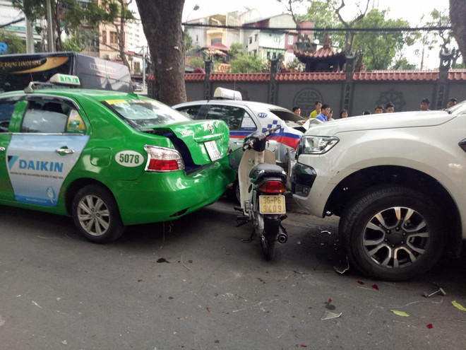 Hiện trường tai nạn. (Ảnh: Việt Phương/Vietnam+) Hà Nội: Ôtô mất lái trên đường Bà Triệu đâm 3 người trọng thương ảnh 5