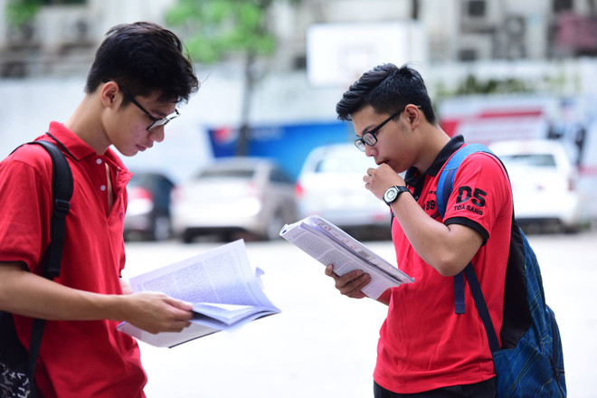 Các sỹ tử hồi hộp với môn Ngữ Văn của kỳ thi tốt nghiệp THPT ảnh 1