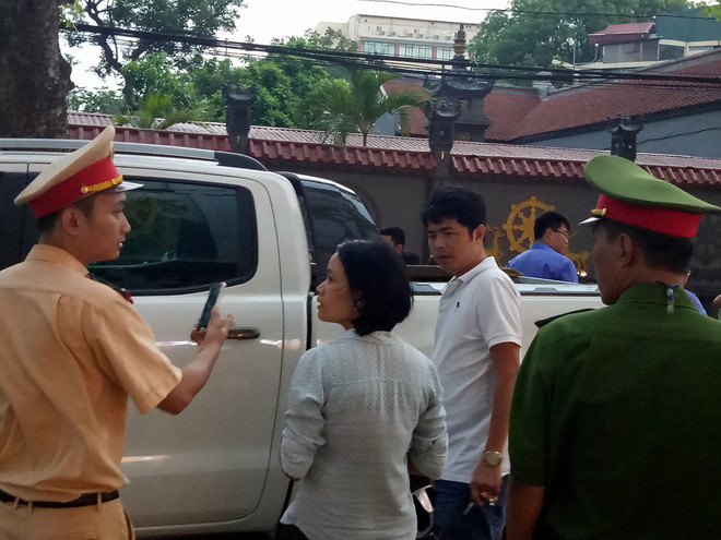 Hiện trường tai nạn. (Ảnh: Việt Phương/Vietnam+) Hà Nội: Ôtô mất lái trên đường Bà Triệu đâm 3 người trọng thương ảnh 6