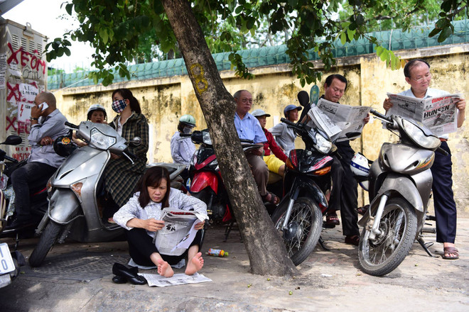 Các sỹ tử hồi hộp với môn Ngữ Văn của kỳ thi tốt nghiệp THPT ảnh 7