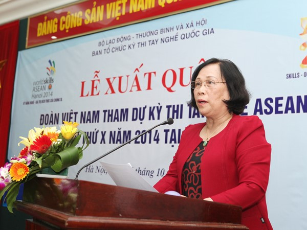 Bộ Trưởng Bộ Lao động-Thương binh và Xã hội giao nhiệm vụ cho đoàn Việt Nam. (Ảnh: Anh Tuấn/TTXVN) Việt Nam đặt mục tiêu nhất toàn đoàn dự thi tay nghề ASEAN ảnh 1