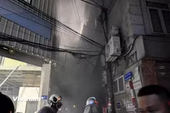 Hiện trường xảy ra vụ cháy 3 giờ 20 phút 28/4 tại ngôi nhà 3 tầng, 1 tum tại phố Định Công Hạ, phường Định Công, quận Hoàng Mai, Hà Nội. (Ảnh: PV/Vietnam+)