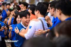 Thí sinh rạng rỡ bước khỏi phòng thi kết thúc kỳ thi Tốt nghiệp THPT 2026