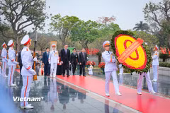 Thủ tướng Tây Ban Nha Pedro Sánchez đặt vòng hoa tưởng niệm các Anh hùng liệt sỹ