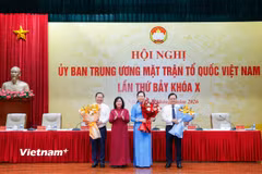  Bà Bùi Thị Minh Hoài, Ủy viên Bộ Chính trị, Bí thư Trung ương Đảng, Bí thư Đảng ủy Mặt trận Tổ quốc, các đoàn thể Trung ương, Chủ tịch Ủy ban Trung ương Mặt trận Tổ quốc Việt Nam tặng hoa chúc mừng 3 Phó Chủ tịch Ủy ban Trung ương Mặt trận Tổ quốc Việt Nam khóa X, nhiệm kỳ 2024-2029. (Ảnh: PV/Vietnam+)