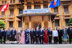 Lễ thượng cờ ASEAN tại trụ sở Bộ Ngoại giao Việt Nam. (Ảnh: TTXVN)