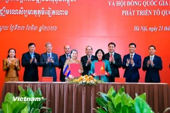  Bà Bùi Thị Minh Hoài - Ủy viên Bộ Chính trị, Bí thư Trung ương Đảng, Chủ tịch Trung ương Mặt trận Tổ quốc Việt Nam và bà Men Sam An - Phó Chủ tịch Đảng Nhân dân Campuchia, Chủ tịch Hội đồng Quốc gia Mặt trận Đoàn kết Phát triển Tổ quốc Campuchia, Chủ tịch Hội Hữu nghị Campuchia - Việt Nam ký kết thỏa thuận hợp tác. (Ảnh: Hoài Nam/Vietnam+)