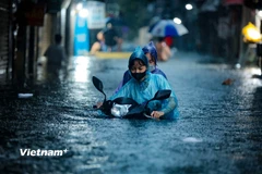 Cận cảnh người Hà Nội chật vật 'bơi' trên phố trong cơn mưa lớn kéo dài chiều nay, 30/9