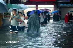 Một tuyến phố của Hà Nội bị ngập sâu sau cơn mưa lớn. (Ảnh: Hoài Nam/Vietnam+)
