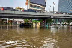 Thành phố Hà Nội vẫn còn rất nhiều điểm ngập úng trên nhiều tuyến phố nội đô. (Ảnh: Hoài Nam/Vietnam+)