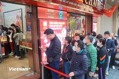 Hà Nội: Người dân xếp hàng tại 'phố vàng' trong thời điểm giá vàng 'nhảy múa'