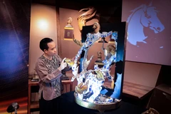 Bộ sưu tập Thiên Mã: Lời chúc Bính Ngọ "Viên mãn đại thành" của nghệ nhân điêu khắc ánh sáng