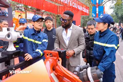 Người dân hào hứng trải nghiệm khu trưng bày và tuyên truyền phòng cháy