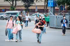 Người dân rời bến xe về quê nghỉ lễ giỗ Tổ Hùng Vương, cửa ngõ phía Nam Thủ đô đông đúc 