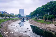 Vì sao sông Tô Lịch cạn trơ đáy sau nhiều ngày được bổ cập nước?