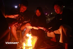 Người dân Thủ đô đốt lửa sưởi ấm chống chọi với thời tiết lạnh nhất từ đầu mùa