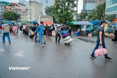 Bến xe cửa ngõ Thủ đô đông nghịt người dân trở lại sau kỳ nghỉ Tết