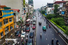 Phương tiện lưu thông trên tuyến đường Nghi Tàm thuộc Vành đai 1, thành phố Hà Nội. (Ảnh: Hoài Nam/Vietnam+)