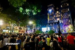 Người dân đổ về các tuyến phố trung tâm Hà Nội để chờ đón đêm Giáng Sinh 