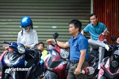 Phụ huynh nghỉ làm, "cùng con" thi Tốt nghiệp Trung học phổ thông