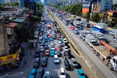 Người dân ùn ùn rời cửa ngõ Thủ đô bắt đầu kỳ nghỉ lễ 30/4-1/5 