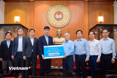 Ông Na Ki Hong, Tổng Giám đốc Samsung Việt Nam, trao số tiền 10 tỷ đồng hỗ trợ tại cơ quan Trung ương Mặt trận Tổ quốc Việt Nam. (Ảnh: Hoài Nam/Vietnam+)
