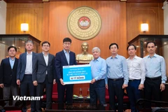 Ông Na Ki Hong, Tổng Giám đốc Samsung Việt Nam, trao số tiền 10 tỷ đồng hỗ trợ tại cơ quan Trung ương Mặt trận Tổ quốc Việt Nam. (Ảnh: Hoài Nam/Vietnam+)