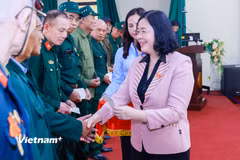 Chủ tịch Uỷ ban Trung ương Mặt trận Tổ quốc Việt Nam Bùi Thị Minh Hoài tặng quà cựu chiến binh của 4 xã Phù Đổng, Bát Tràng, Gia Lâm, Thuận An (Hà Nội). (Ảnh: PV/Vietnam+)