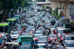 Cảnh xe máy chật vật trong giờ cao điểm khi ôtô 'dàn hàng ngang' giữa lòng đường