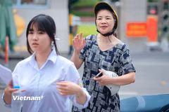 Những khoảnh khắc ngóng con 'vượt vũ môn' kỳ thi vào lớp 10 ở Thủ đô