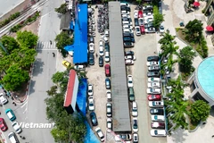 Khu đất trống trước trụ sở Tổng công ty Hàng hải Việt Nam tại số 1 Đào Duy Anh đủ điều kiện lắp đặt trạm sạc xe điện. (Ảnh: Hoài Nam/Vietnam+)