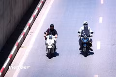 Các chuyên gia y tế khuyến cáo người dân hạn chế ra ngoài trời khi trời nắng nóng trong khoảng thời gian từ 10h đến 16h, nếu buộc phải ra ngoài cần mặc quần áo bảo hộ, đội mũ, nón, kính và khẩu trang để tránh ánh nắng trực tiếp. (Ảnh: Hoài Nam/Vietnam+)