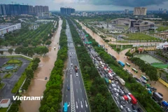 Đường gom Đại lộ Thăng Long 'biến thành sông' sau trận mưa lớn kéo dài 
