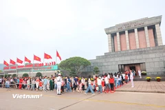 Hàng nghìn người xếp hàng chờ viếng lăng Chủ tịch Hồ Chí Minh ngày 30/4