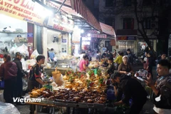 Người dân Thủ đô tất bật từ sớm sắm sửa lễ vật ‘tiễn’ ông Công ông Táo về Trời