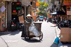 Nắng nóng gay gắt bao trùm Bắc Bộ và Trung Bộ, nhiều nơi nhiệt độ vượt 38 độ C. (Nguồn: Vietnam+)