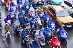 Dòng người chật vật trong mưa trở lại Thủ đô sau kỳ nghỉ Tết Nguyên đán