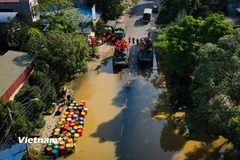 Công an thành phố Hà Nội) phối hợp với Công an địa phương, quân đội và các cơ quan chức năng tiếp tục ứng cứu, di dời và hỗ trợ hàng nghìn người dân tại các khu vực ngập sâu. (Ảnh: Hoài Nam/Vietnam+)