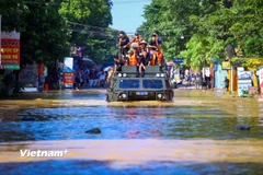 Xe đặc chủng sơ tán hơn 11.000 người dân Hà Nội khi nước sông Cầu dâng cao