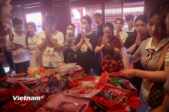 Sỹ tử nườm nượp mang giấy báo dự thi, bút tới Văn Miếu 'xin vía' trước kỳ thi Tốt nghiệp THPT