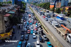 Người dân ùn ùn rời cửa ngõ Thủ đô bắt đầu kỳ nghỉ lễ 30/4-1/5. (Ảnh: Hoài Nam/Vietnam+)