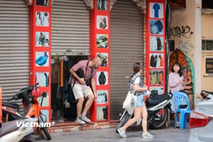 Hà Nội: Nhiều gian hàng trên phố cổ 'hé cửa' bán hàng, chợ Đồng Xuân vẫn tấp nập