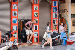 Hà Nội: Nhiều gian hàng trên phố cổ 'hé cửa' bán hàng, chợ Đồng Xuân vẫn tấp nập