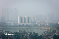Bầu trời mù mịt do ô nhiễm không khí tại Hà Nội. (Ảnh: Hoài Nam/Vietnam+)