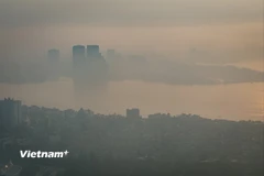 Toàn cảnh Thủ đô Hà Nội chìm trong lớp mù dày đặc