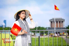 Người dân nô nức 'check-in' trước Quảng trường Ba Đình dịp Đại lễ 