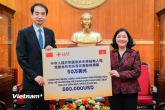 Chủ tịch Ủy ban Trung ương Mặt trận Tổ quốc Việt Nam Bùi Thị Minh Hoài tiếp nhận số tiền 500.000 USD từ Chính phủ Trung Quốc thông qua Đại sứ quán Trung Quốc tại Việt Nam gửi tới đồng bào các tỉnh khắc phục hậu quả do mưa lũ gây ra. (Ảnh: Hoài Nam/Vietnam+)