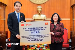 Chủ tịch Ủy ban Trung ương Mặt trận Tổ quốc Việt Nam Bùi Thị Minh Hoài tiếp nhận số tiền 500.000 USD từ Chính phủ Trung Quốc thông qua Đại sứ quán Trung Quốc tại Việt Nam gửi tới đồng bào các tỉnh khắc phục hậu quả do mưa lũ gây ra. (Ảnh: Hoài Nam/Vietnam+)